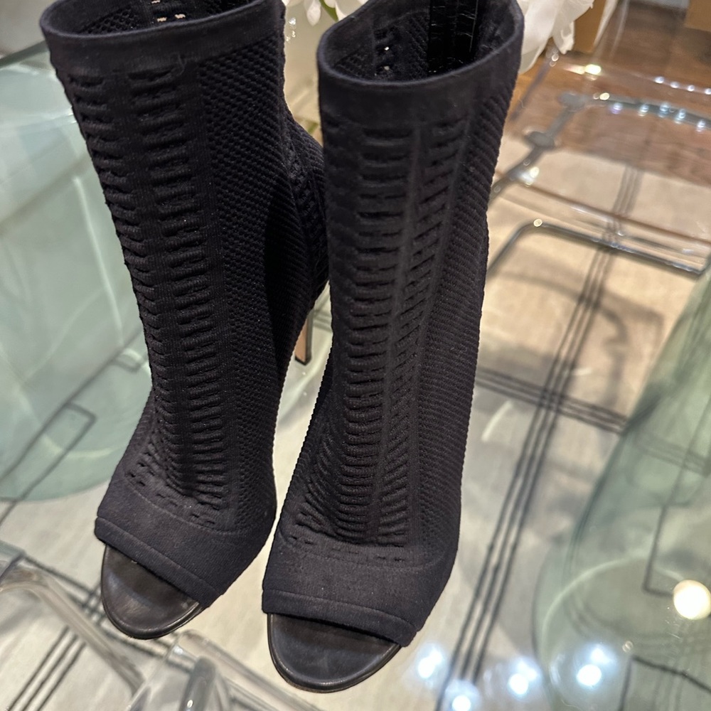 Giannvito Rossi open toe booties. 38.